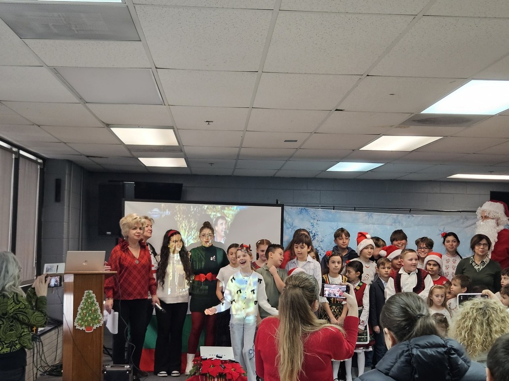 Тържество под наслов „Коледа ни събира, където и да сме“ се състоя в Българското училище „Искра АБВ“ в Маунт Проспект, САЩ