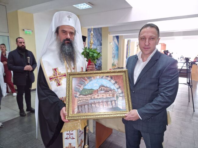 Патриарх Даниил връчи дарение от името на БПЦ за детското УНГ отделение на ИСУЛ