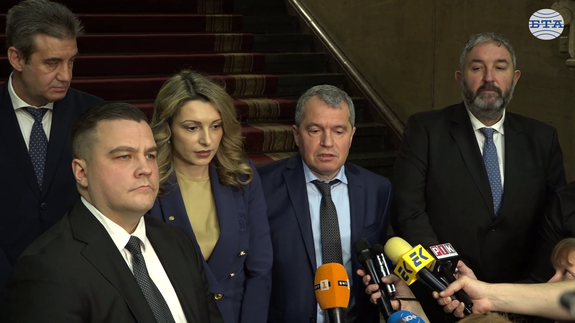 Изключително вредно е преди избори да се правят промени в Изборния кодекс, защото партиите дърпат към себе си, заяви Тошко Йорданов от "Има такъв народ"