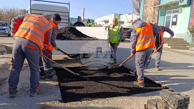 В Шумен демонстрираха иновативна технология за запълване на дупки по пътната мрежа