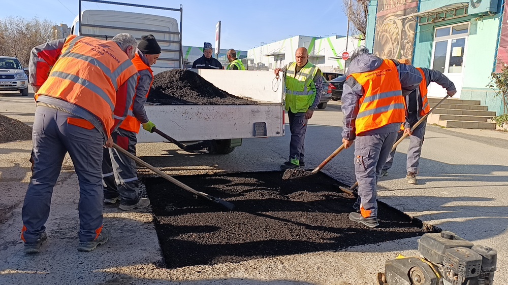 В Шумен демонстрираха иновативна технология за запълване на дупки по пътната мрежа
