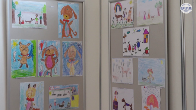 За безценното приятелство с кучетата разказва изложба на деца, показана в Народното събрание