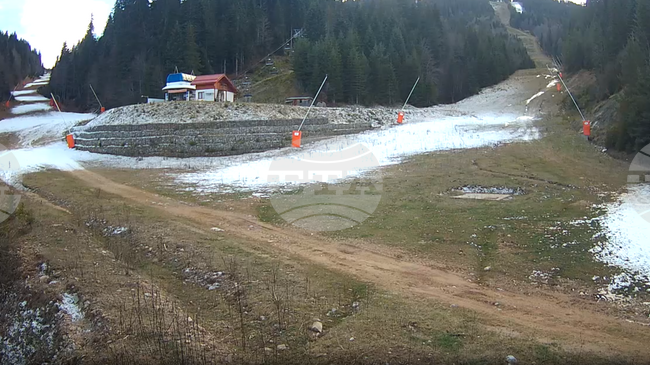 Оръдията за изкуствен сняг в Пампорово вече работят, откриването на ски сезона зависи от променливата метеорологична обстановка