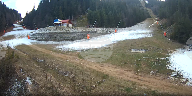 Оръдията за изкуствен сняг в Пампорово вече работят, откриването на ски сезона зависи от променливата метеорологична обстановка