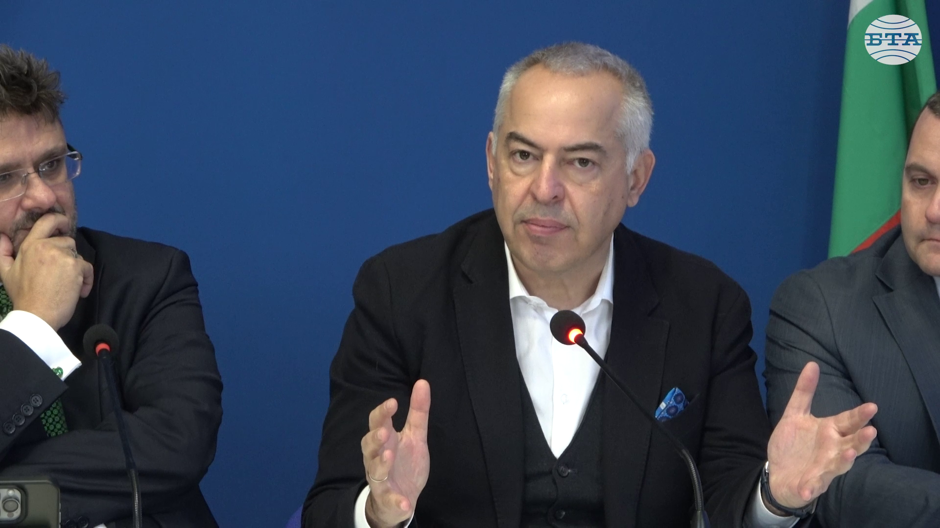 Разговорът за България и любовта към нея не е само да се похвалим, но и да разберем кое не върви и кое можем да поправим, каза журналистът Бойко Василев