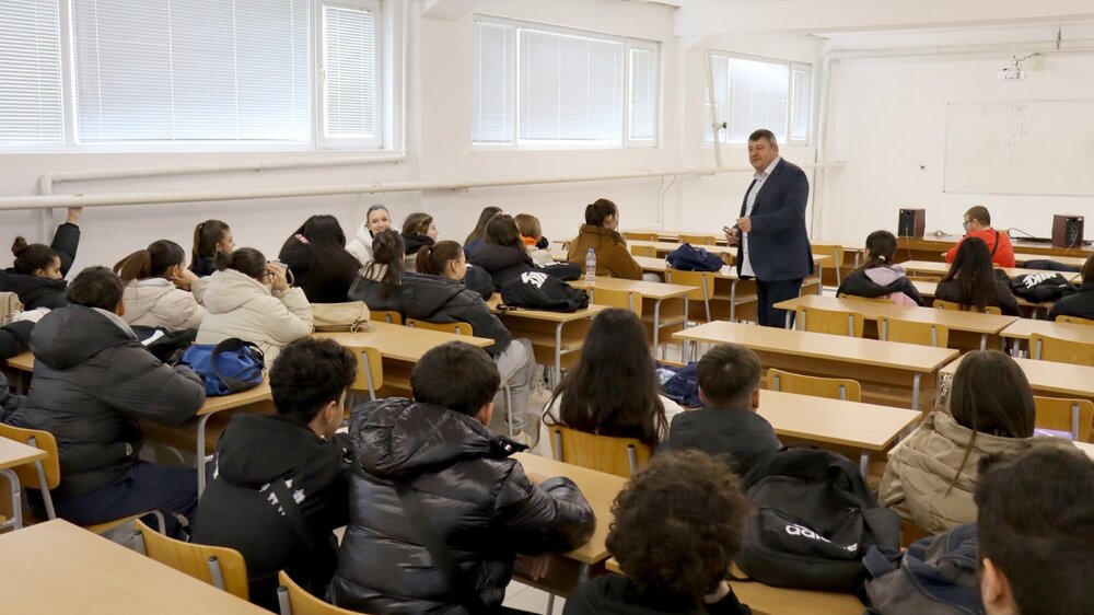 Окръжен съд – Разград: Образователната програма продължи с лекции на магистрати в две разградски училища