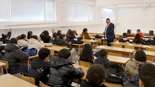 Окръжен съд – Разград: Образователната програма продължи с лекции на магистрати в две разградски училища