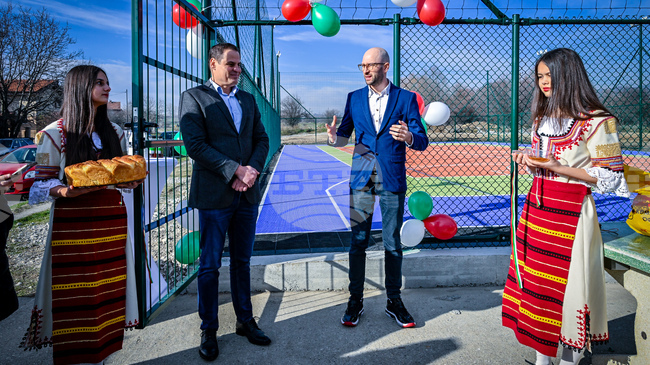 Откриха нова мултифункционална спортна площадка в район „Нови Искър“