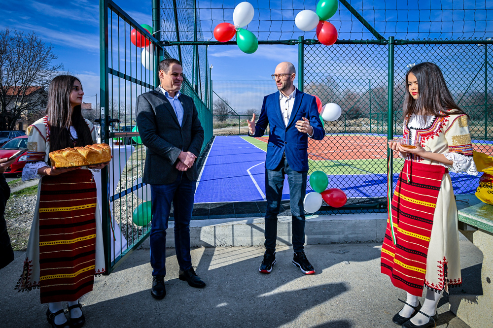 Откриха нова мултифункционална спортна площадка в столичния район „Нови Искър“