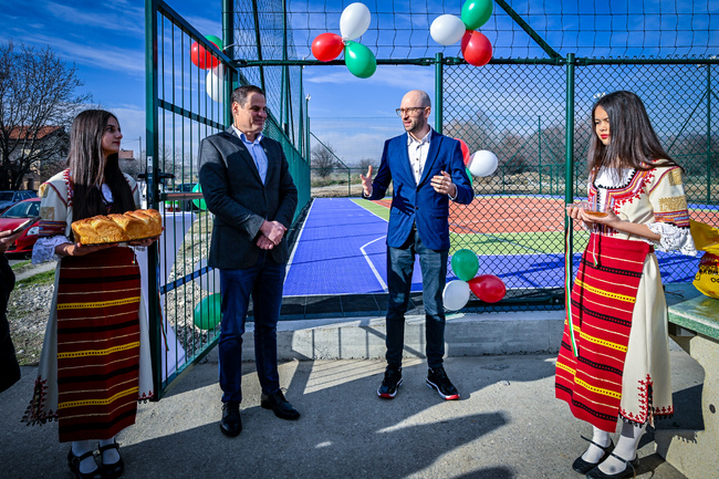 Откриха нова мултифункционална спортна площадка в столичния район „Нови Искър“
