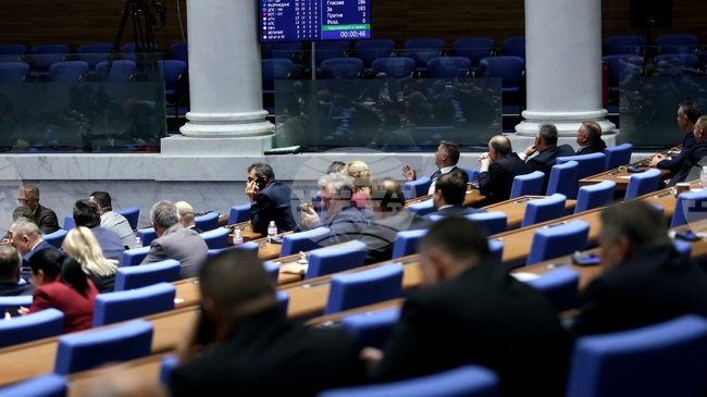 Парламентът прие на второ четене удължителния закон на бюджета с индексация на бюджетните заплати с годишната инфлация към 31 декември 2025 година