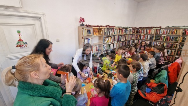 Възпитаници на детска градина „Буратино“ в Смолян участваха в коледна работилница във филиала на Регионалната библиотека
