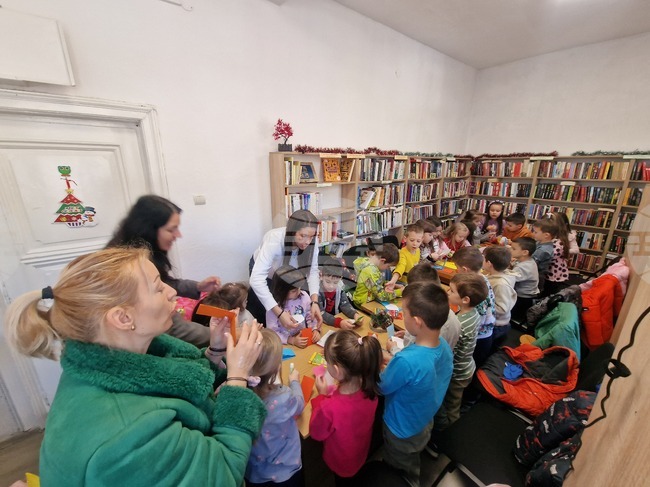 Възпитаници на детска градина „Буратино“ в Смолян участваха в коледна работилница във филиала на Регионалната библиотека