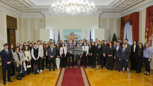 Младите хора на България притежават чувство за достойнство и дълг, което заявиха смело и открито, каза Румен Радев