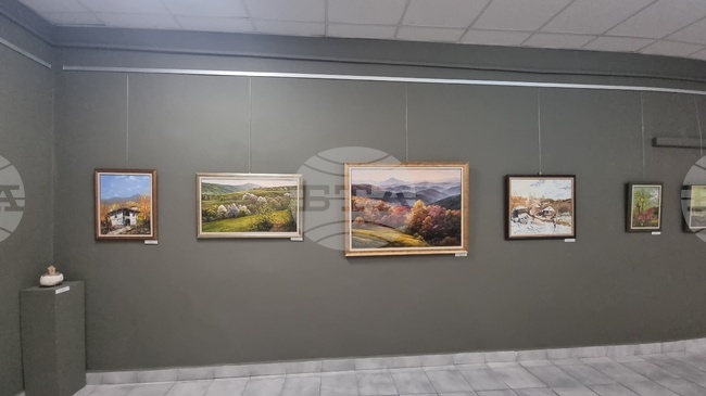 Коледна изложба в Стара Загора представя творби на 34 местни художници