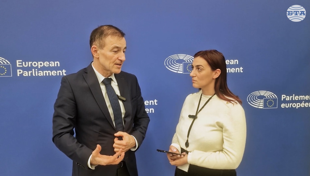 Отговорност на семейството и образователната система е да научат младите поколения да не вярват на един източник на информация, каза Андрей Ковачев пред БТА