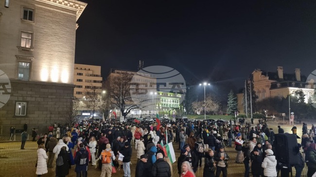 Протестиращи срещу приемането на еврото блокираха движението по столичния бул. "Цар Освободител" в района на Българската народна банка