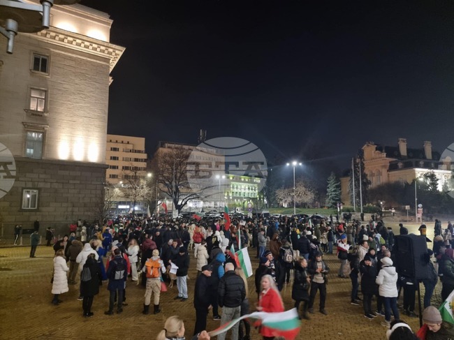 Протестиращи срещу приемането на еврото блокираха движението по столичния бул. "Цар Освободител" в района на Българската народна банка