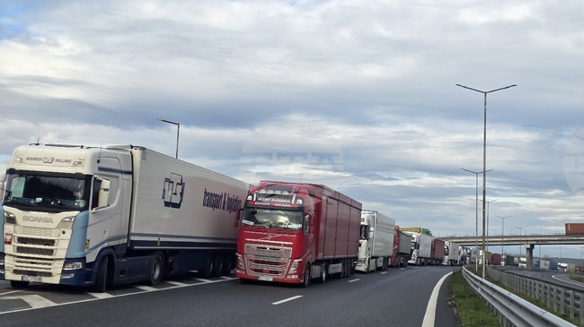 Километрична опашка се е образувала на граничен преход "Кулата-Промахон"