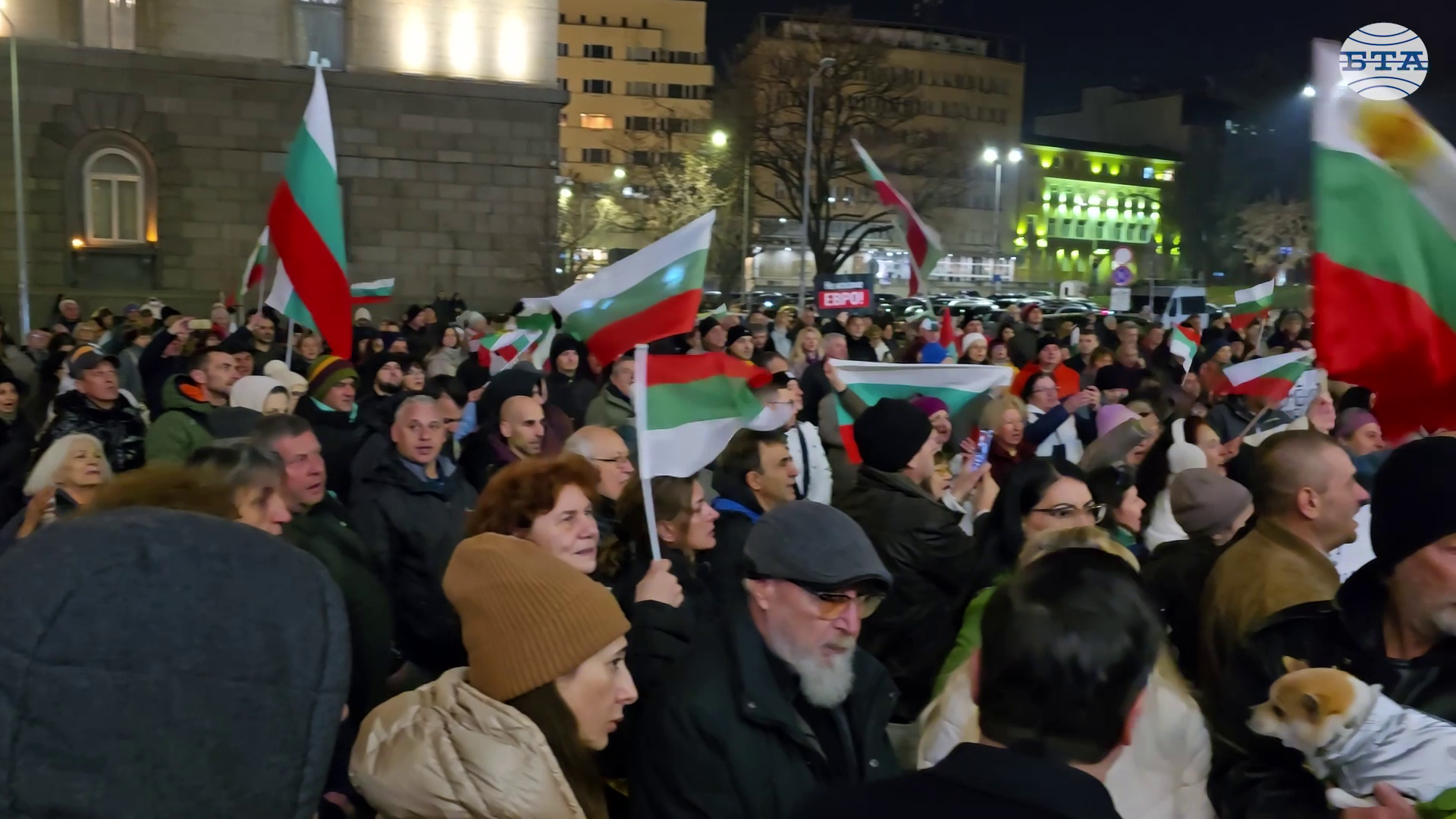 Протестиращи срещу приемането на еврото блокираха движението по столичния бул. "Цар Освободител" в района на Българската народна банка