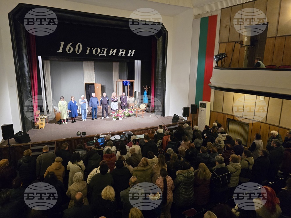 Театрална трупа „Виделина“ игра втора поредна вечер пред пълна зала в Панагюрище