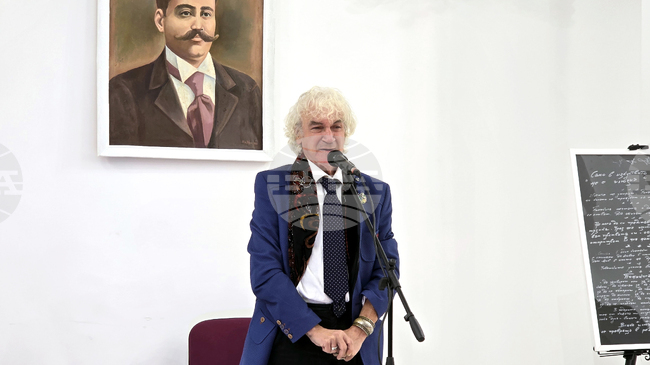 Художникът Николай Маринов представи изложбата „Синият прозорец“ в Гоце Делчев