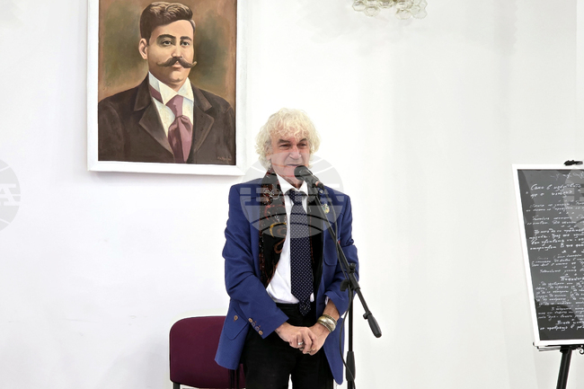 Художникът Николай Маринов представи изложбата „Синият прозорец“ в Гоце Делчев