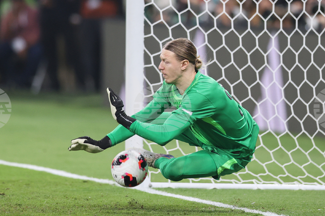 Вратарят на Пари Сен Жермен Матвей Сафонов ще пропусне между три и четири седмици заради счупване на ръката