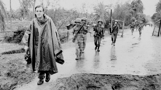 Почина Питър Арнет, носителят на „Пулицър“, който отразяваше войните от Виетнам до Ирак