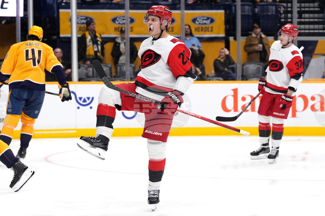 Каролина постигна пета поредна победа в Националната хокейна лига