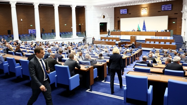 Родителите на деца до 12 години да могат да са на гъвкаво работно време през цялата година, реши окончателно парламентът