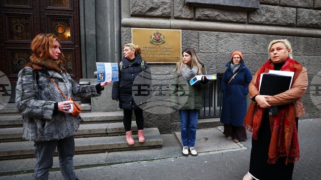 Граждани протестират пред Народното събрание с искане да не бъде приет законопроектът за изменение на Семейния кодекс 