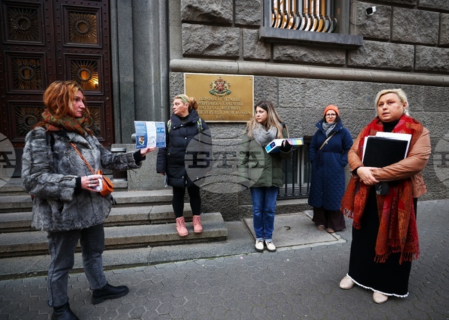 Граждани протестират пред Народното събрание с искане да не бъде приет законопроектът за изменение на Семейния кодекс 