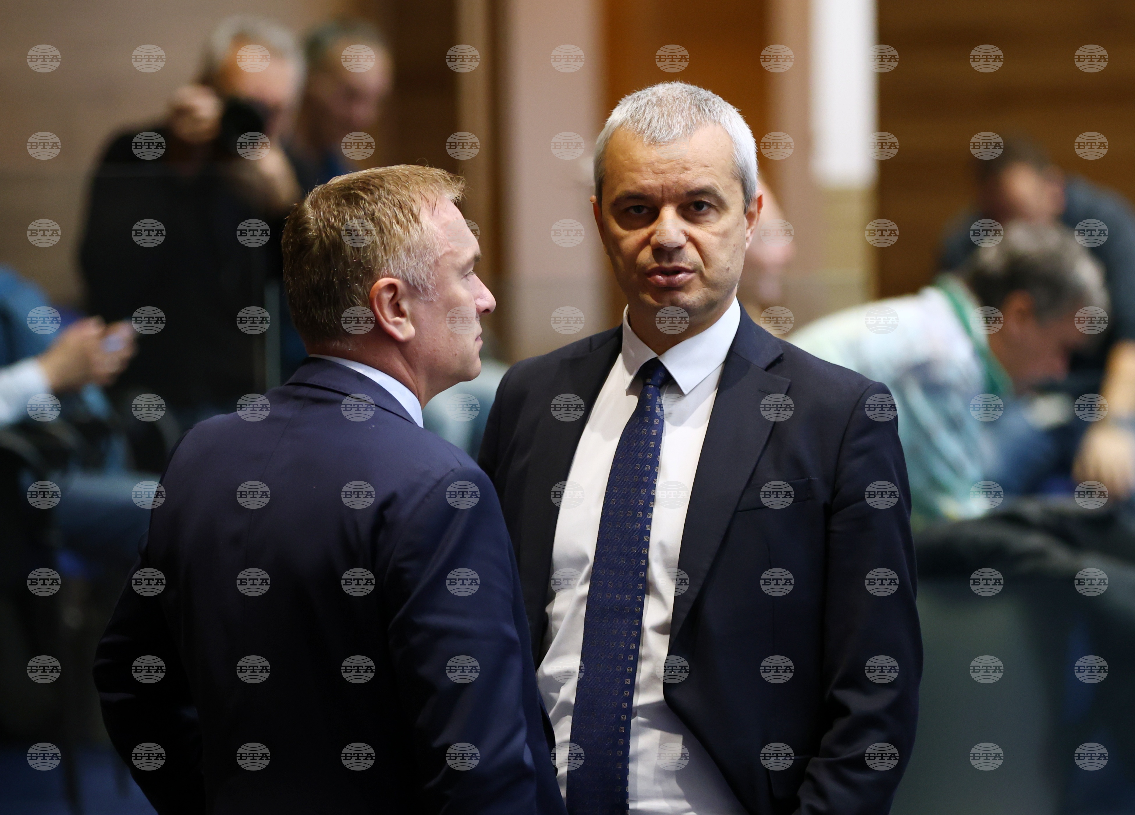 Stranka »Vazrazhdane« bo vložila pritožbo na ustavno sodišče zaradi zavrnitve referenduma o evru