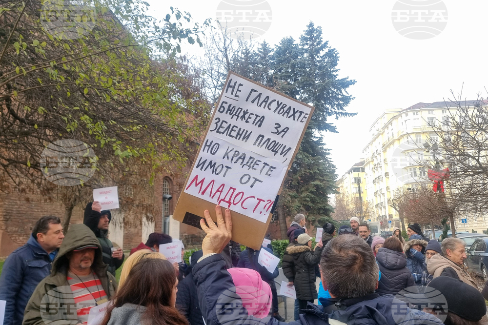 Жители на район "Младост" протестират пред Столичната община срещу замяна на имот в района
