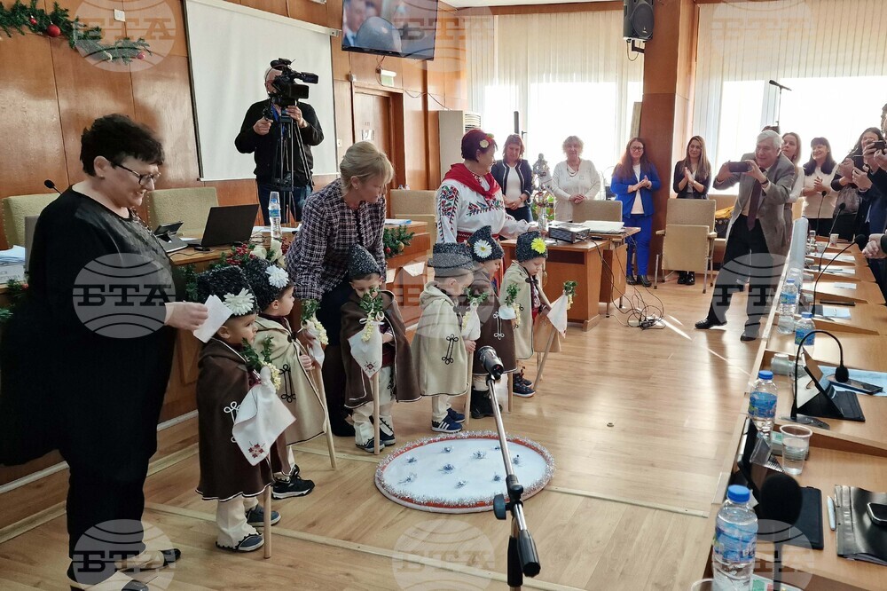 Шумен - Общински съвет - заседание - коледарски поздрави