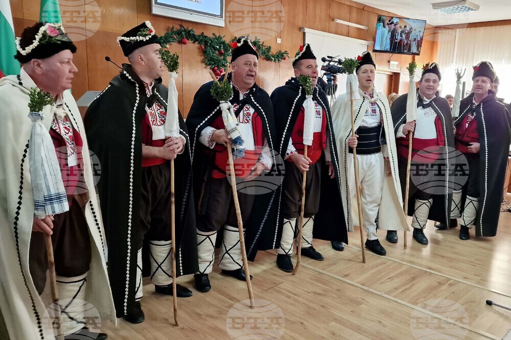 Шумен - Общински съвет - заседание - коледарски поздрави