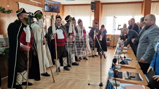 Деца и коледари поздравиха общинските съветници и кметския екип по време на заседанието на Общинския съвет в Шумен
