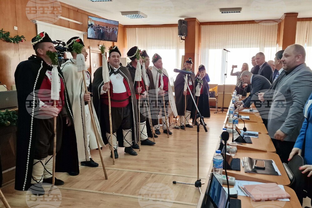 Деца и коледари поздравиха общинските съветници и кметския екип по време на заседанието на Общинския съвет в Шумен