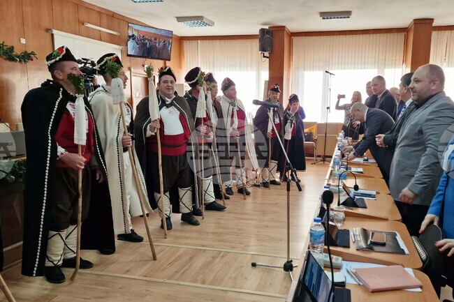 Деца и коледари поздравиха общинските съветници и кметския екип по време на заседанието на Общинския съвет в Шумен