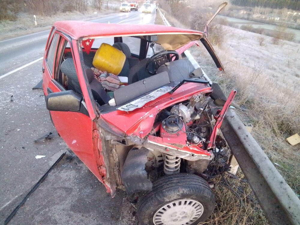 Шофьор на лек автомобил е пострадал тежко при катастрофа край лознишкото село Манастирско