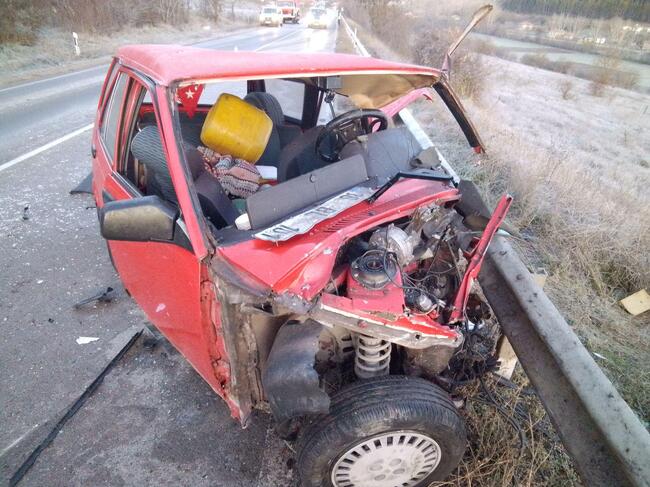 Шофьор на лек автомобил е пострадал тежко при катастрофа край лознишкото село Манастирско