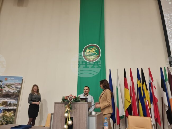 Общинският съвет в Стара Загора отличи ветеринарния лекар д-р Руско Петров