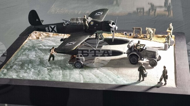 Изложбата „Към небето“ представя в Ямбол историята на българската авиация в документи, снимки, макети на самолети и диорами