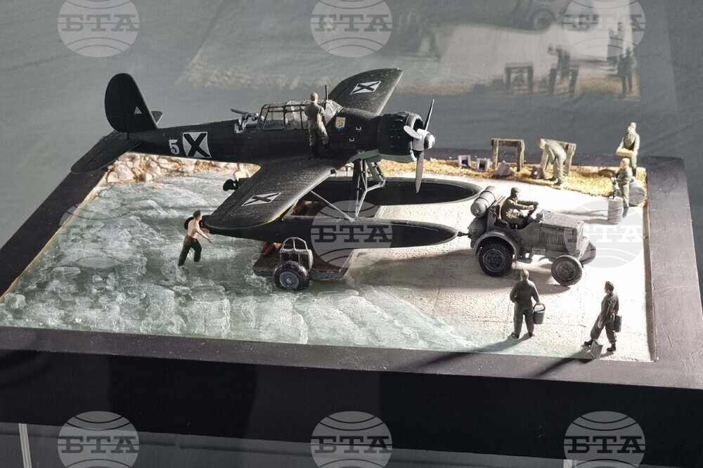 Изложбата „Към небето“ представя в Ямбол историята на българската авиация в документи, снимки, макети на самолети и диорами