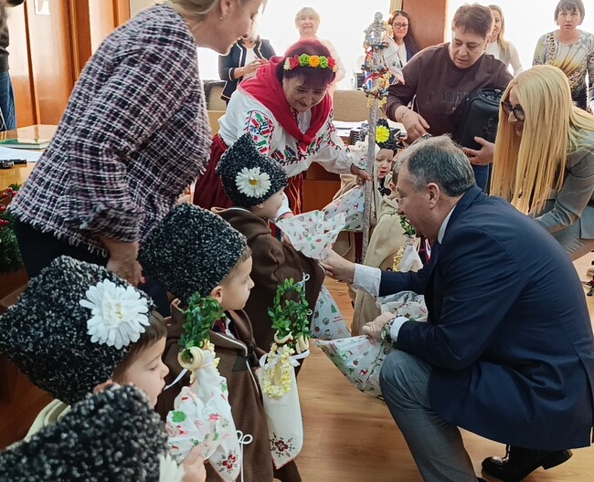Община Шумен: На сесията кметът и общинските съветници аплодираха малките и големите шуменски коледари 