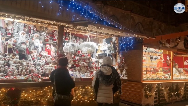 Коледният базар в Страсбург посреща посетителите с много светлини и украса, макар и при засилени мерки за сигурност