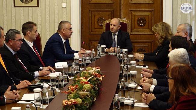 Представители на „Алианс за права и свободи“ пристигнаха на „Дондуков“ 2 за консултации с президента Румен Радев