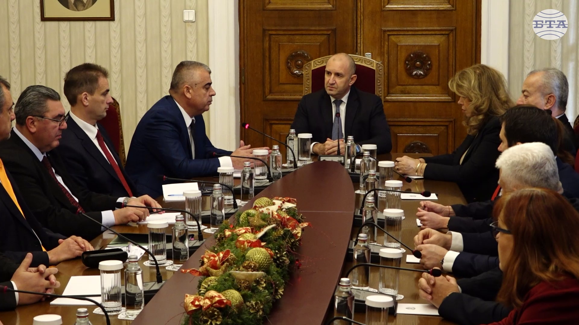 Представители на „Алианс за права и свободи“ пристигнаха на „Дондуков“ 2 за консултации с президента Румен Радев