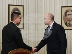 Румен Радев - консултации - "Морал, единство, чест"